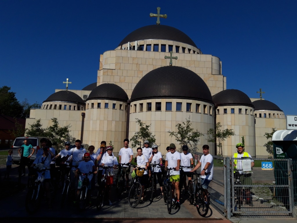 We wtorkowy poranek 15 sierpnia br. już po raz dziesiąty, a z naszej świątyni po raz czwarty wyruszyła rowerowa pielgrzymka do Klasztoru Św. św. Marty i Marii na Św. Górze Grabarce.