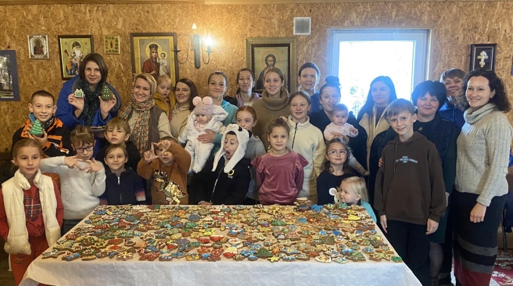 W dniu 18 listopada 2023 r. dzieci i młodzież z funkcjonującego przy parafii Punktu Katechetycznego, tradycyjnie już, jak co roku wzięli udział w warsztatach dekorowania pierników.